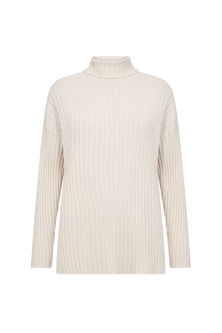 Tricot col montant beige en maille côtelée, confortable et élégant, idéal pour les journées fraîches.