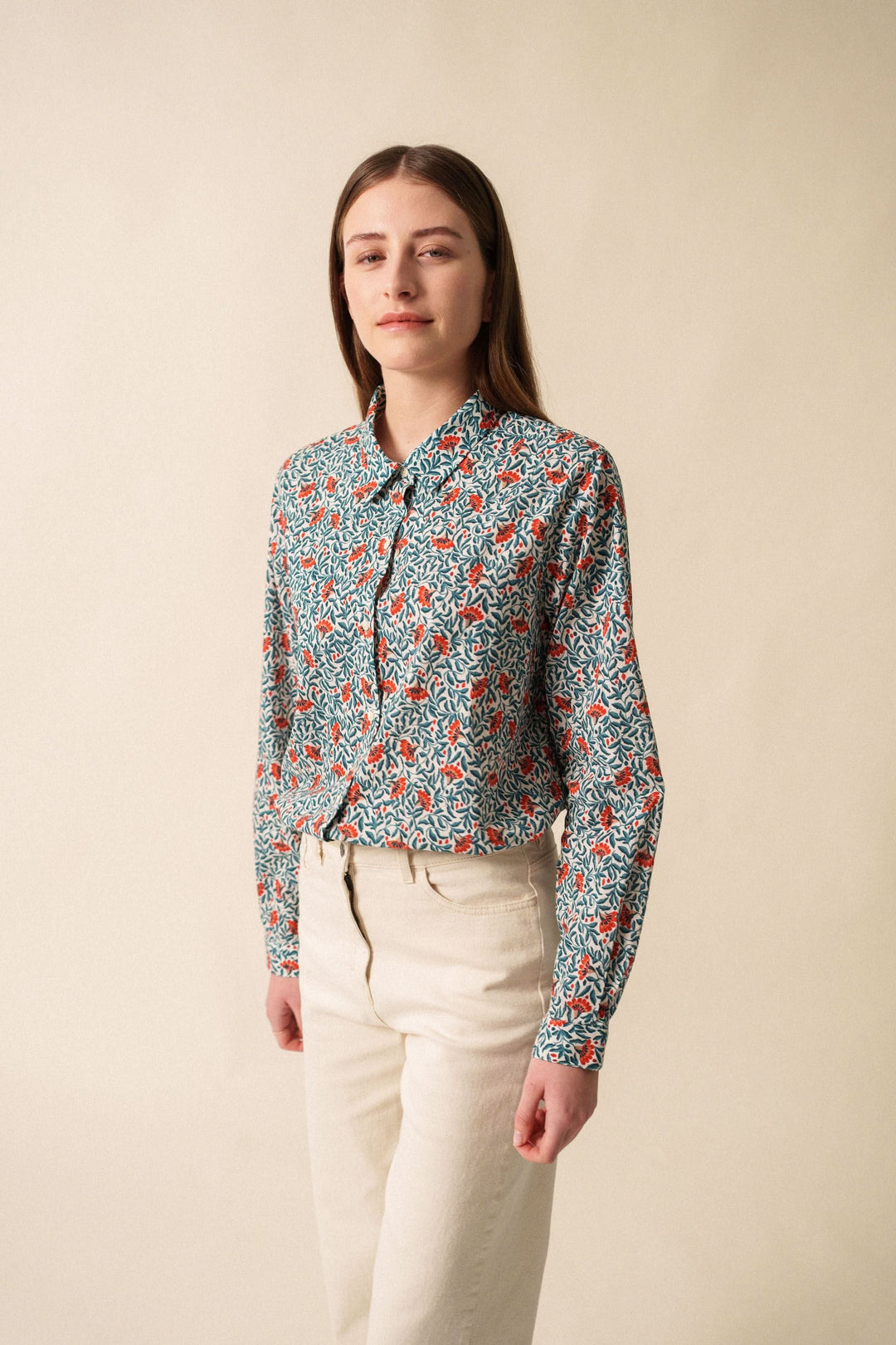 Chemise fleurie à manches longues avec col classique et imprimé floral coloré.