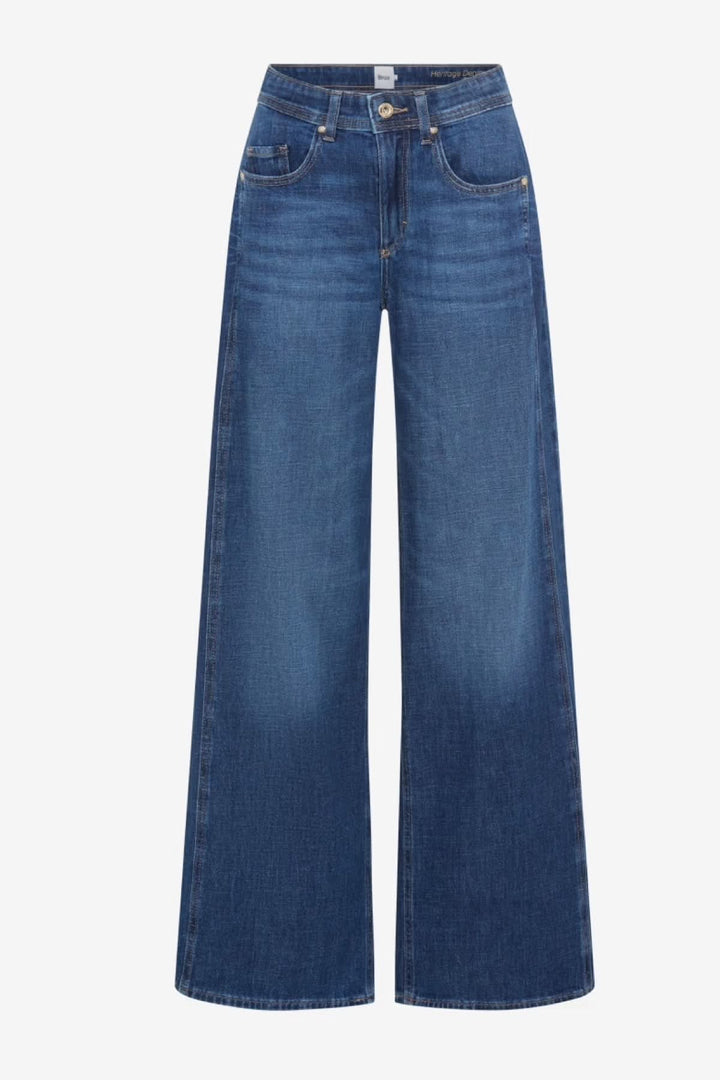 Jean Morgan jambe large en denim bleu avec coupe fluide, poches avant et arrière, offrant une silhouette moderne et décontractée.
