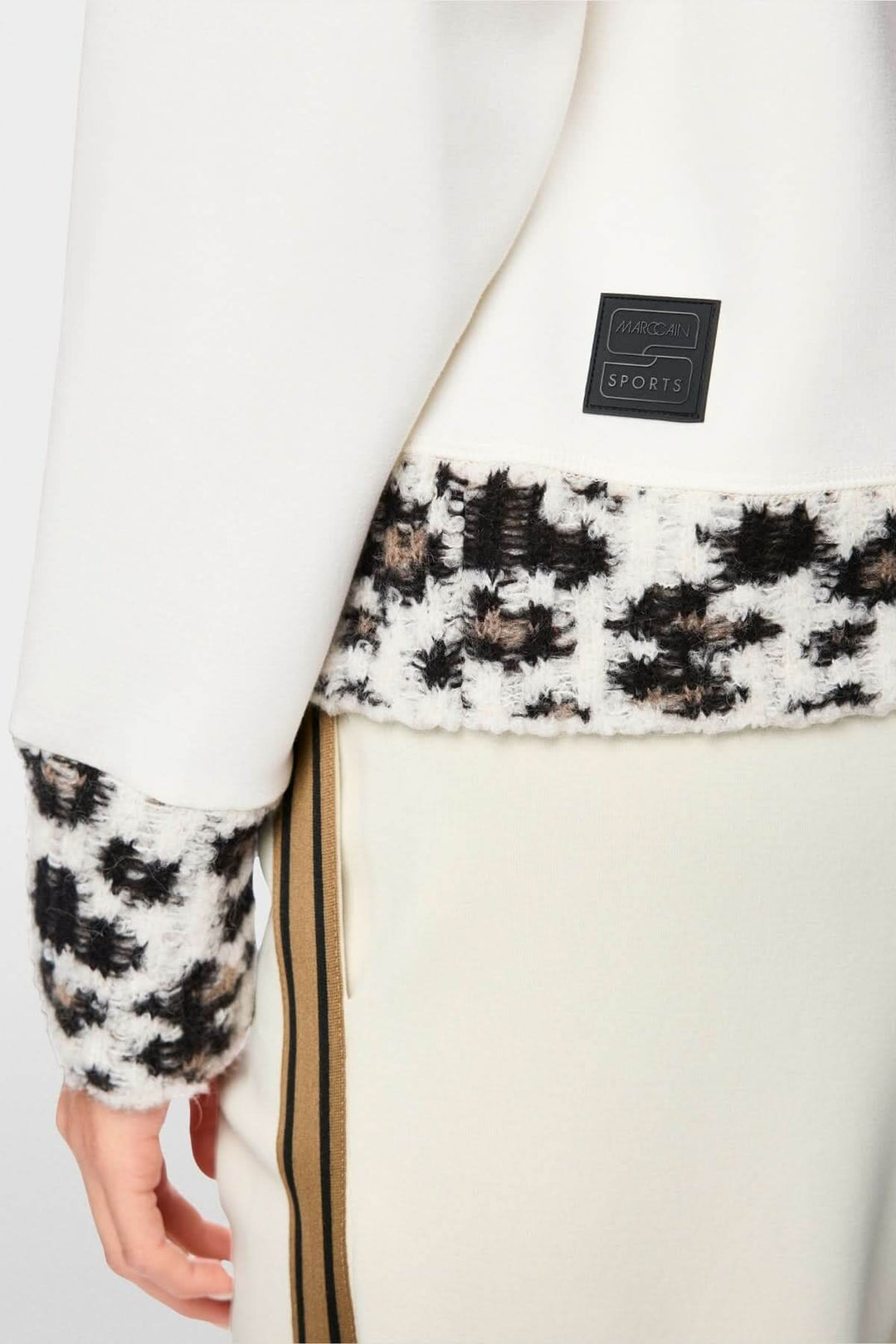 Chandail motif graphique avec empiècements tricotés, style moderne et inspiré d’animaux, manches longues, détail contrastant.