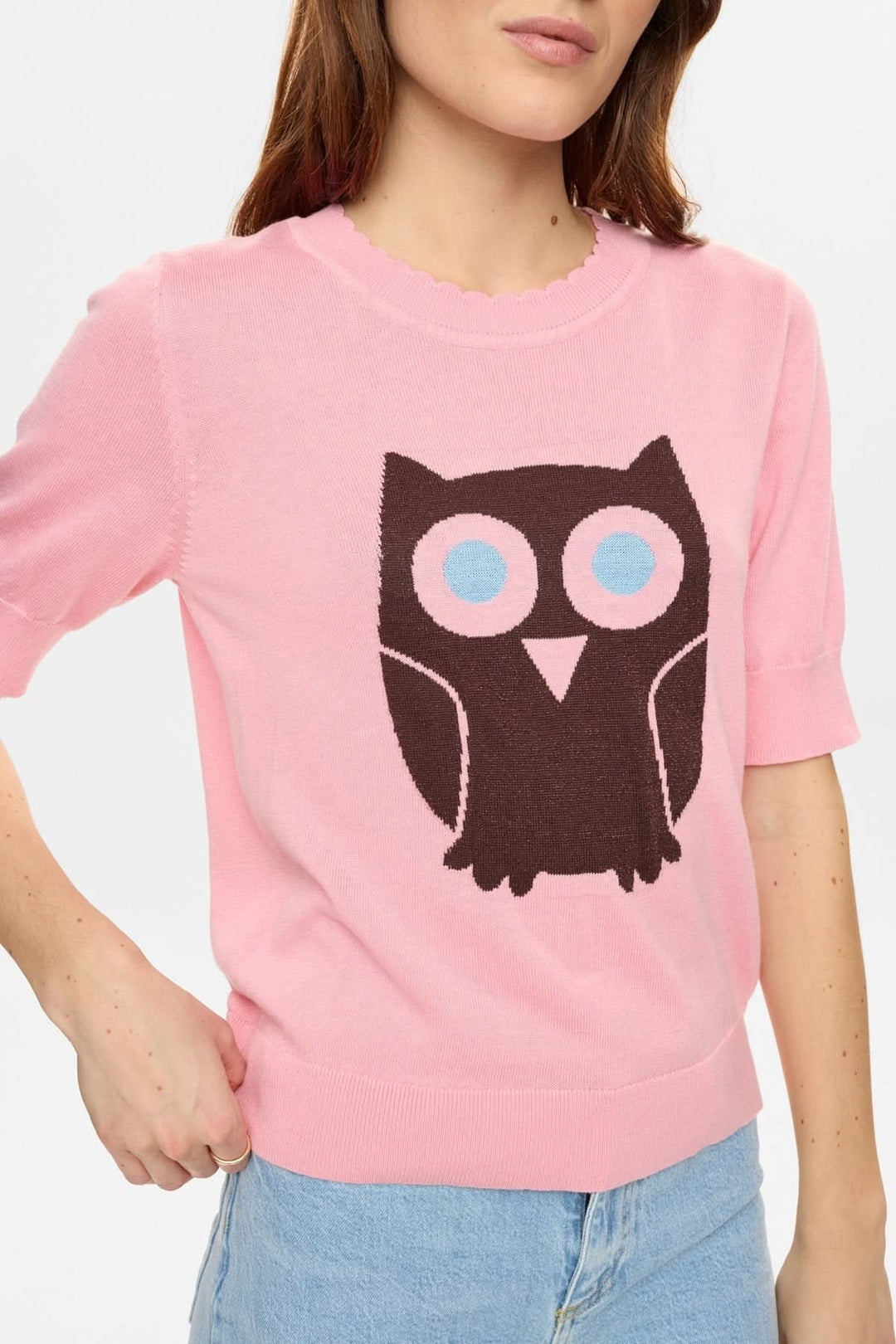 Chandail en tricot motif hibou rose avec motif hibou distinctif au centre, manches courtes et col festonné pour un look moderne.