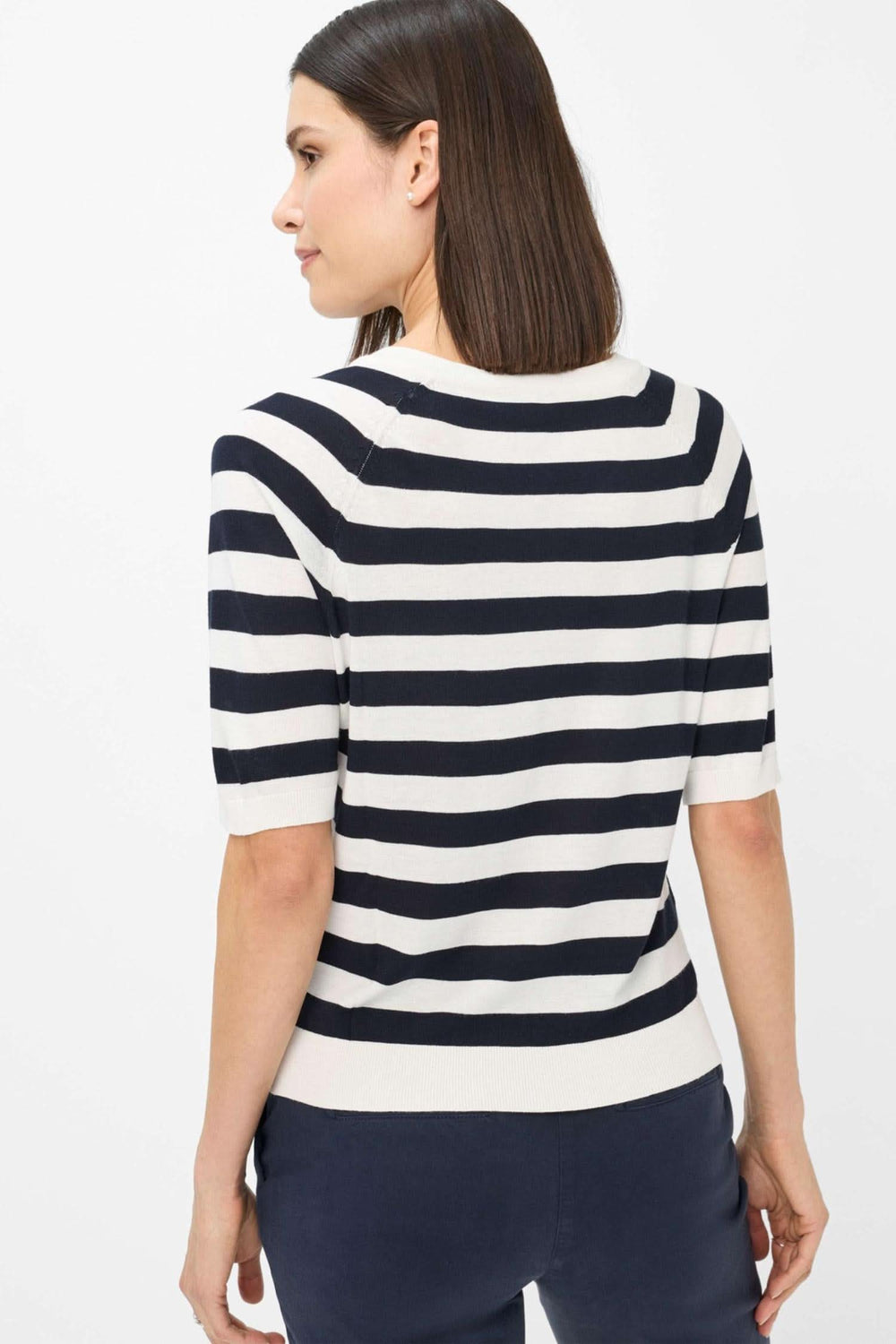 Chandail rayé à manches courtes, coupe droite, encolure en V, esprit estival, parfait avec bermuda ou pantalon blanc.