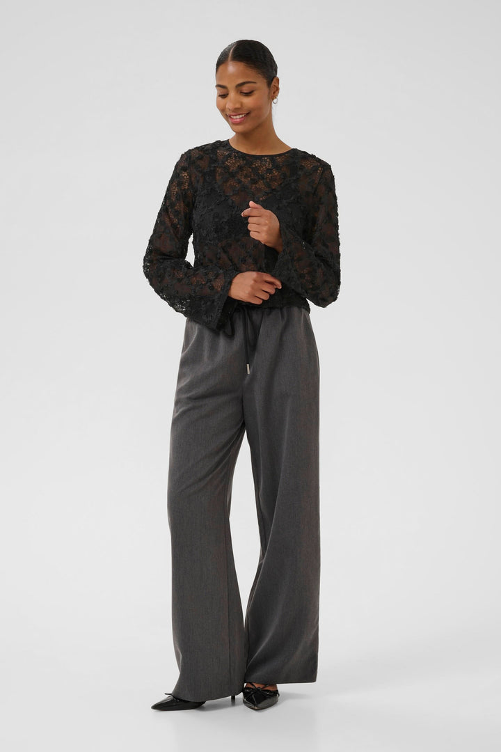 Blouse Rosie en dentelle florale à manches longues, élégante dentelle transparente florale, idéale pour un look moderne et féminin.