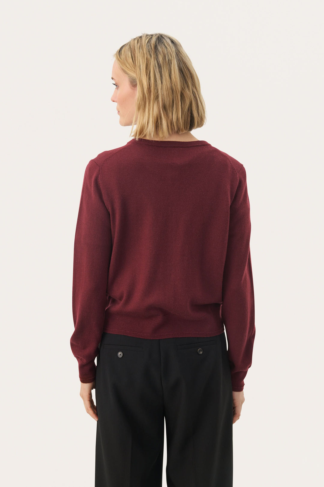 Cardigan Noelani en laine douce, coupe régulière, vue arrière, couleur bordeaux, parfait pour un look décontracté ou de bureau.
