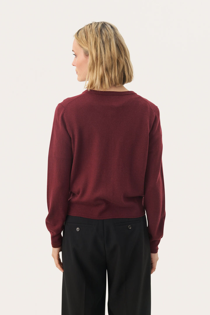 Cardigan Noelani en laine douce, coupe régulière, vue arrière, couleur bordeaux, parfait pour un look décontracté ou de bureau.