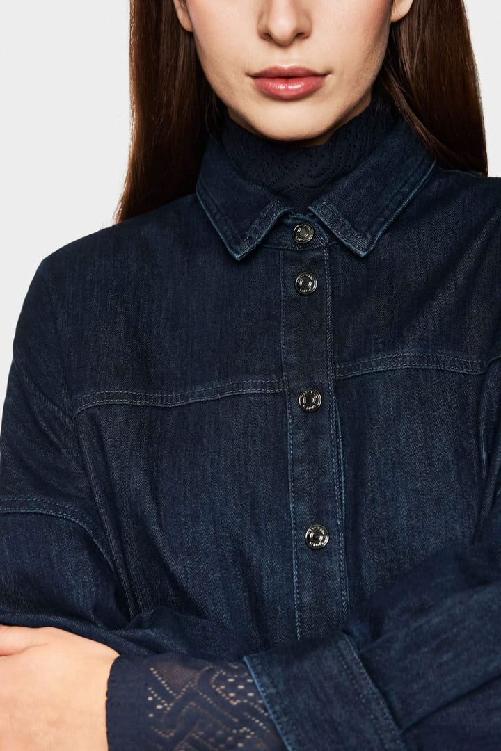 Robe en jean trapèze avec col chemise et boutons, manches légèrement bouffantes, en coton régénératif.