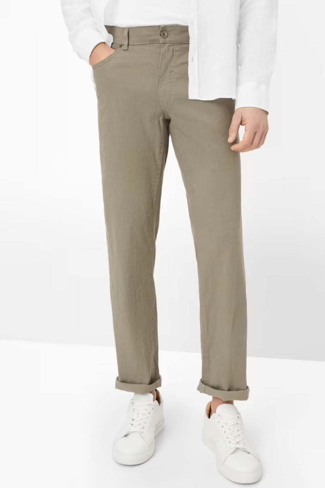 Homme portant un Pantalon style CHUCKL, coupe droite, longueur cheville, ourlet retroussé, matière légère et confortable, poches latérales.