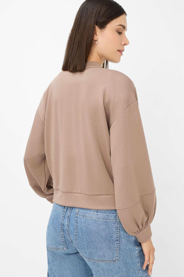 Veste Becky, sweat oversize moderne avec col montant, offrant une silhouette féminine et confortable.
