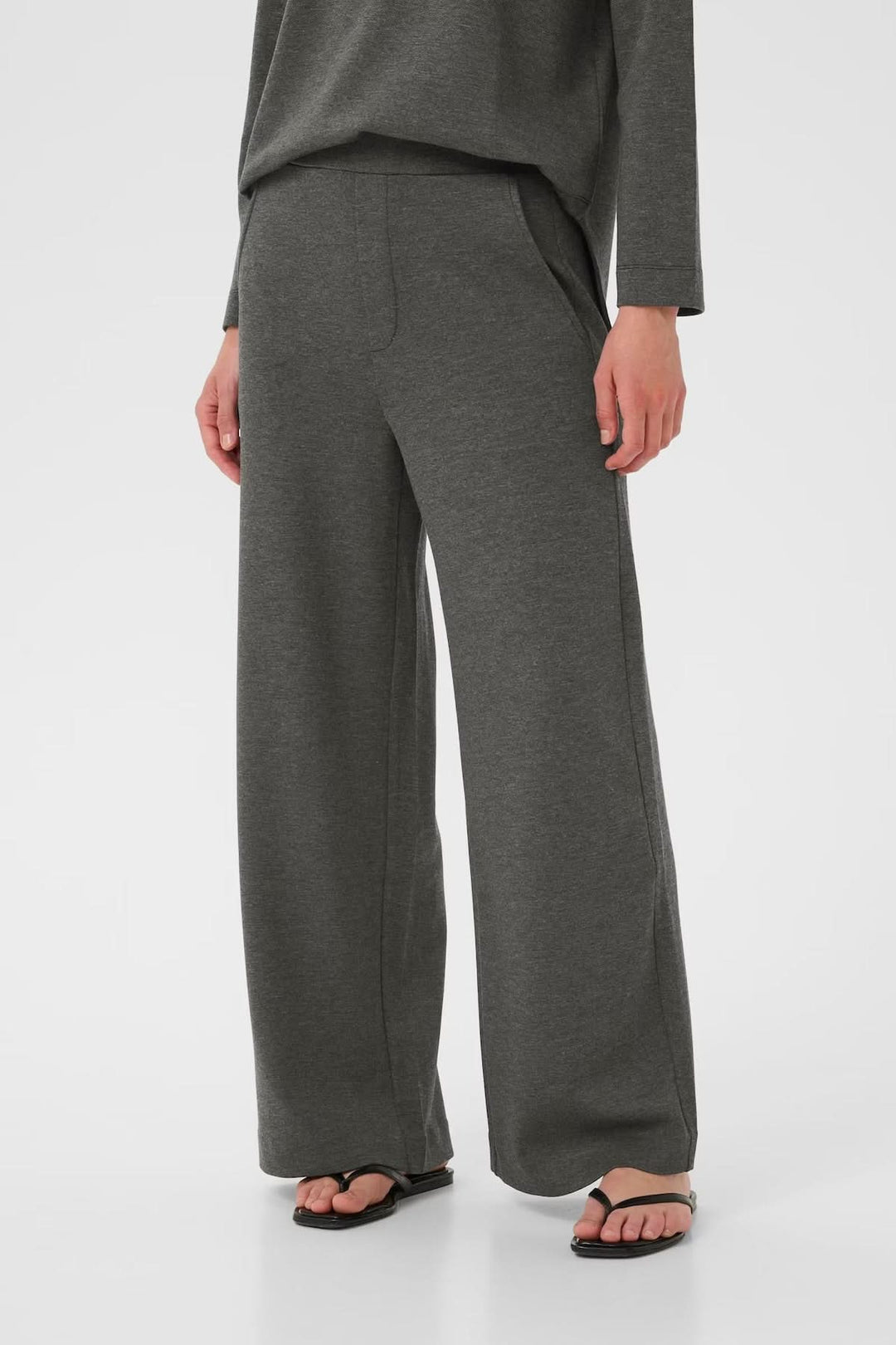 Pantalon large à taille haute en maille fluide gris, parfait pour un look décontracté et élégant.