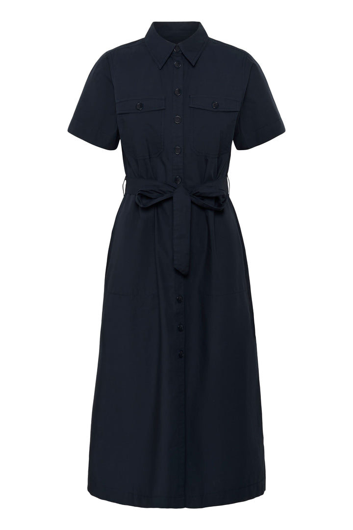 Robe Ariel chemise longue ceinturée manches courtes, élégante et structurée, avec poches poitrine et ceinture à nouer.
