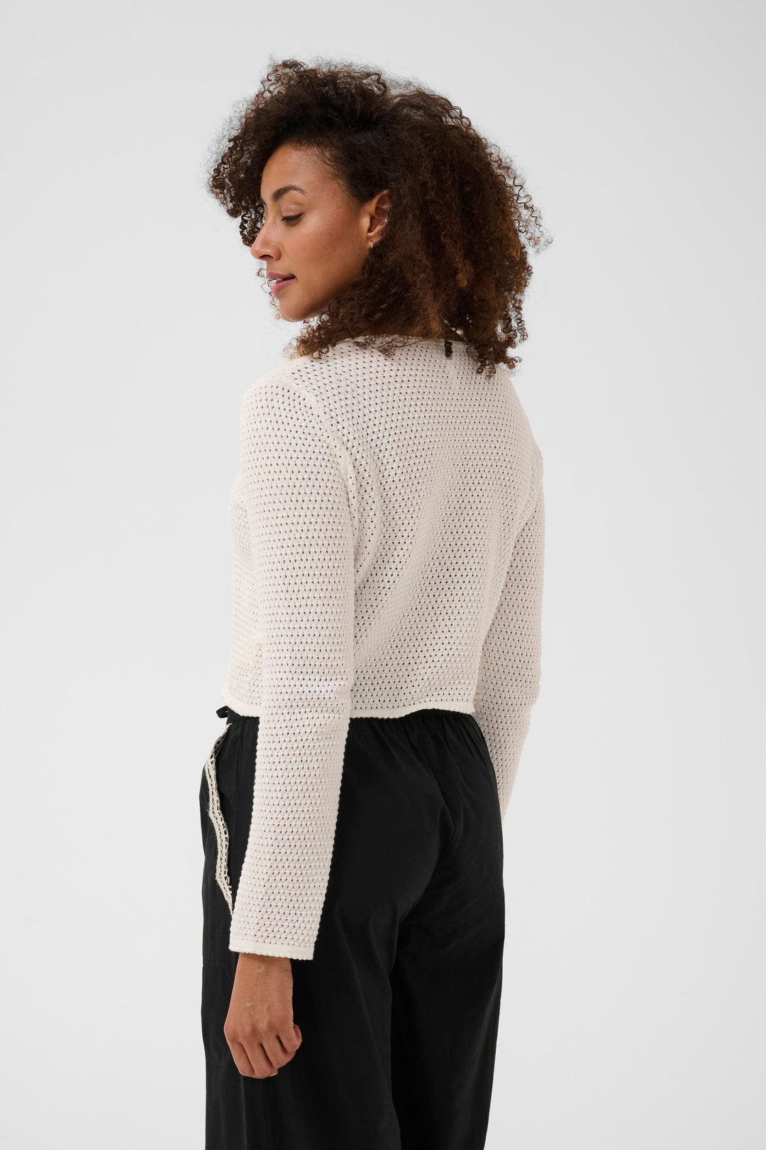 Dos du Cardigan Rosefina en maille ajourée à nouer, manches longues, style léger et confortable, idéal pour superposer.