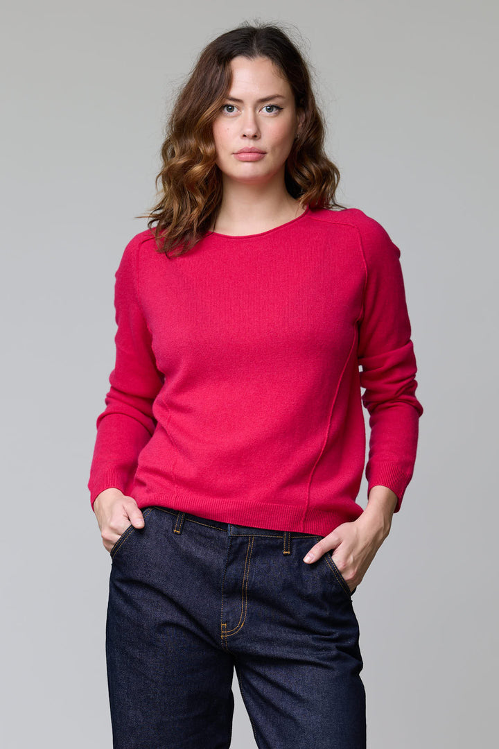 Chandail à col rond femme en maille fine rouge, style classique et élégant, porté avec un pantalon foncé pour un look chic et confortable.