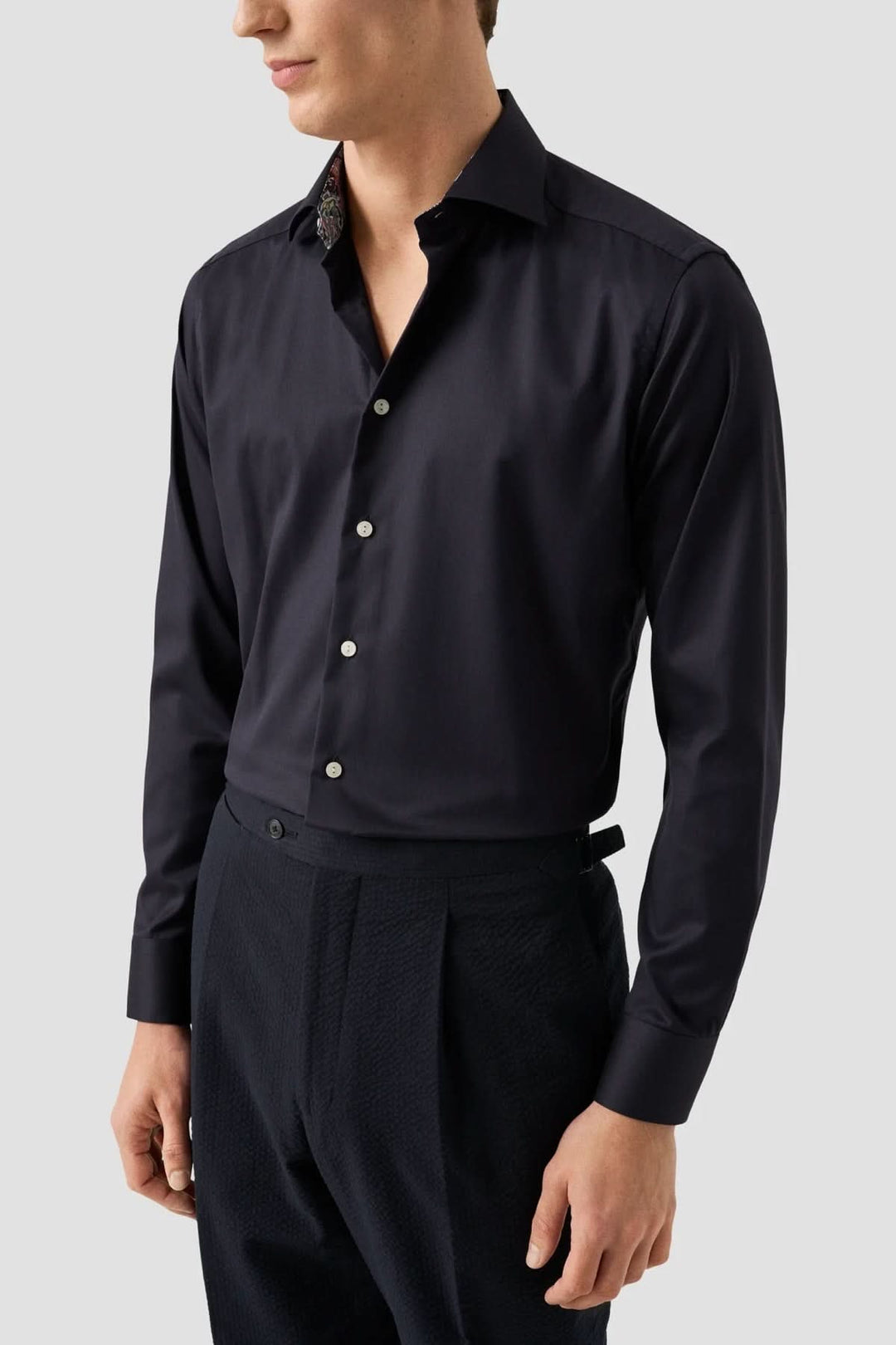 Homme portant une chemise en coton twill avec détails cachemire élégante et moderne.