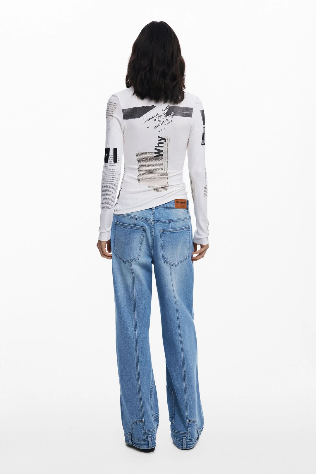 T-shirt Mickey à manches longues avec imprimé typographique, porté avec jeans décontractés, vue de dos.
