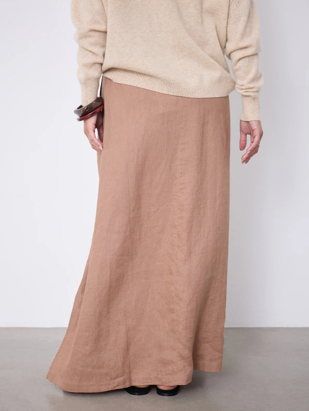 Jupe Vivienne longue fluide taille élastique, vue arrière, montrant coupe longue et fluide avec fente latérale et poches, couleur beige