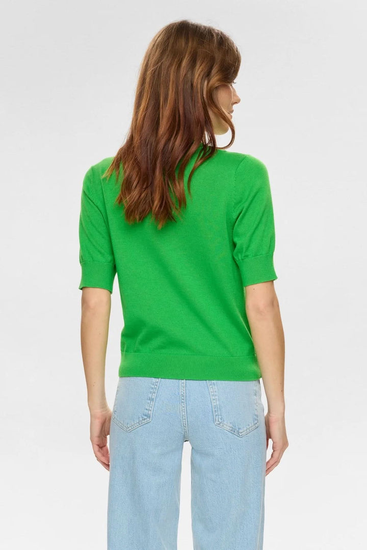 Femme portant un chandail en tricot motif hibou vert, coupe ajustée et manches courtes.