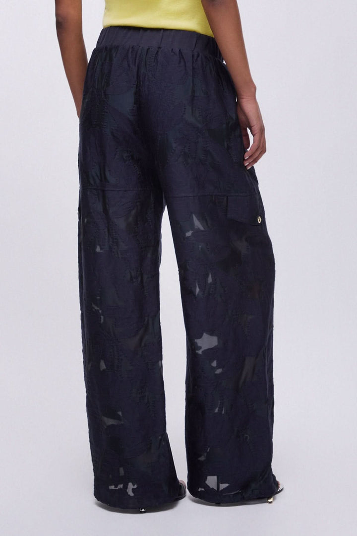 Loose-fitting joggers with cargo pockets