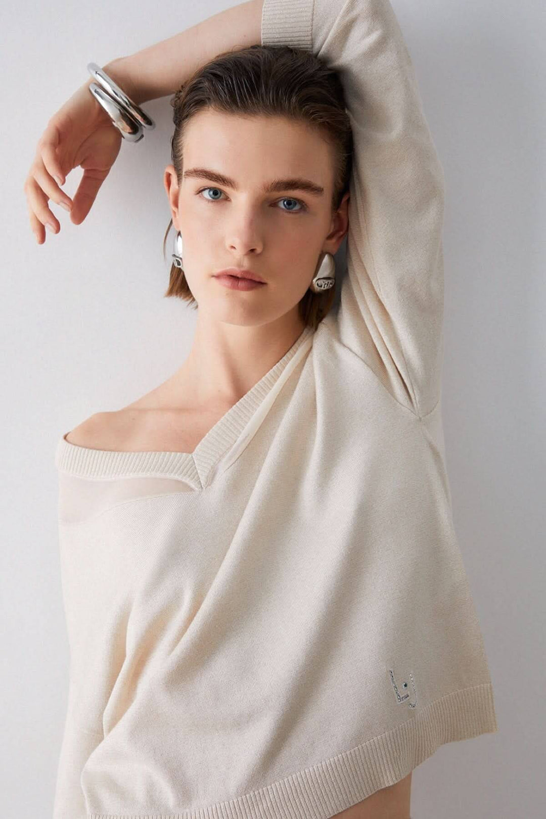 Long-sleeved V-neck knit