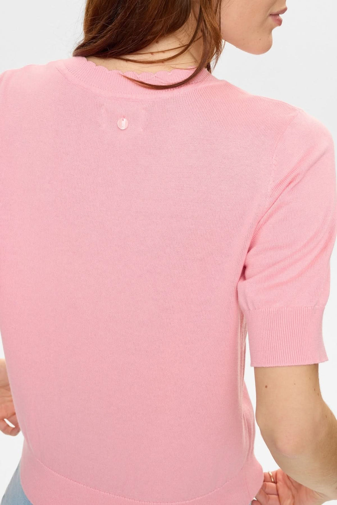 Personne portant un chandail en tricot motif hibou, vue de dos, couleur rose, manches courtes, col rond.