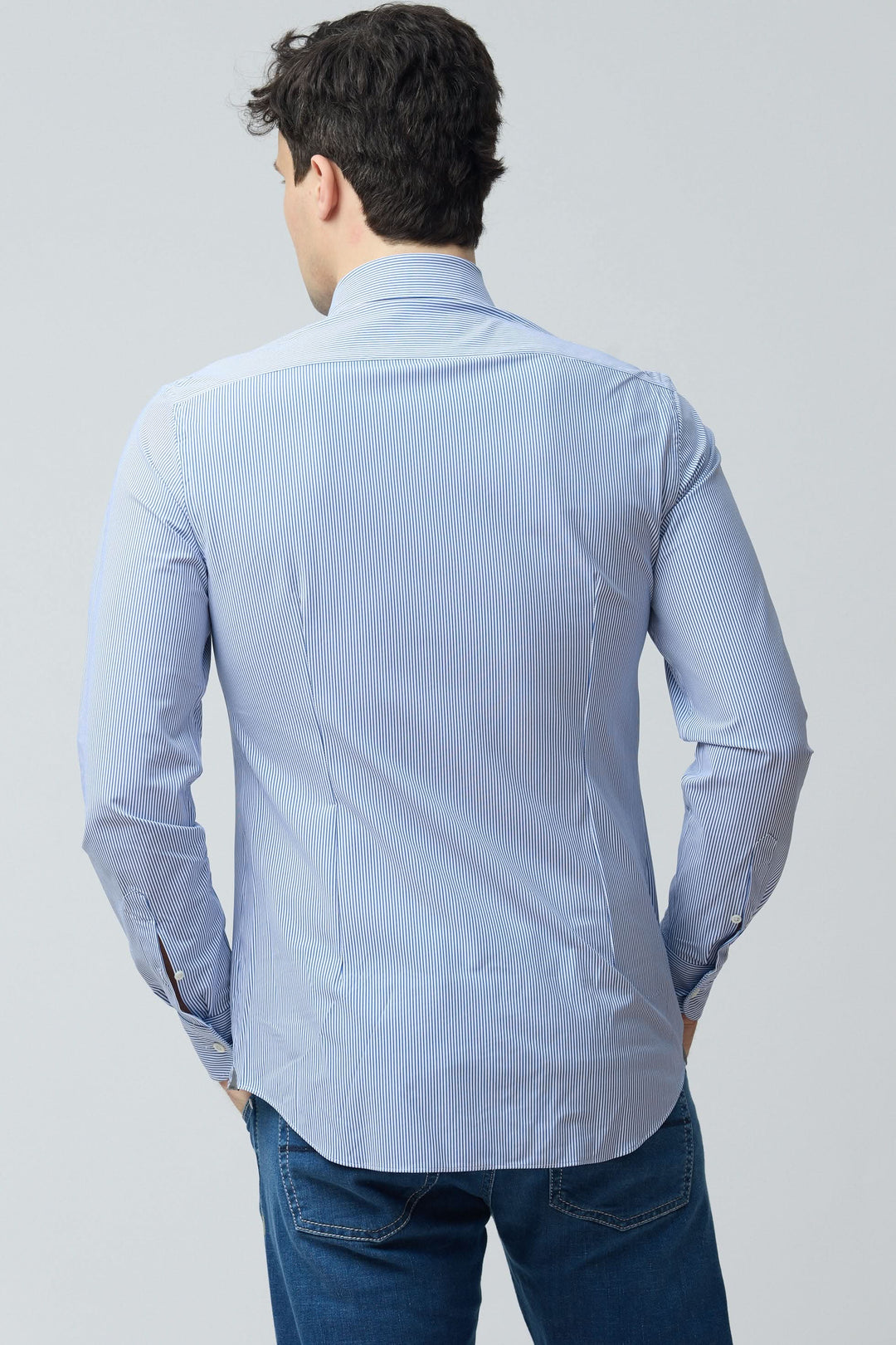 Chemise à rayures fines modernes