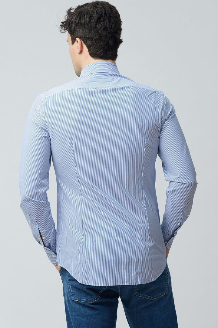 Chemise à rayures fines modernes