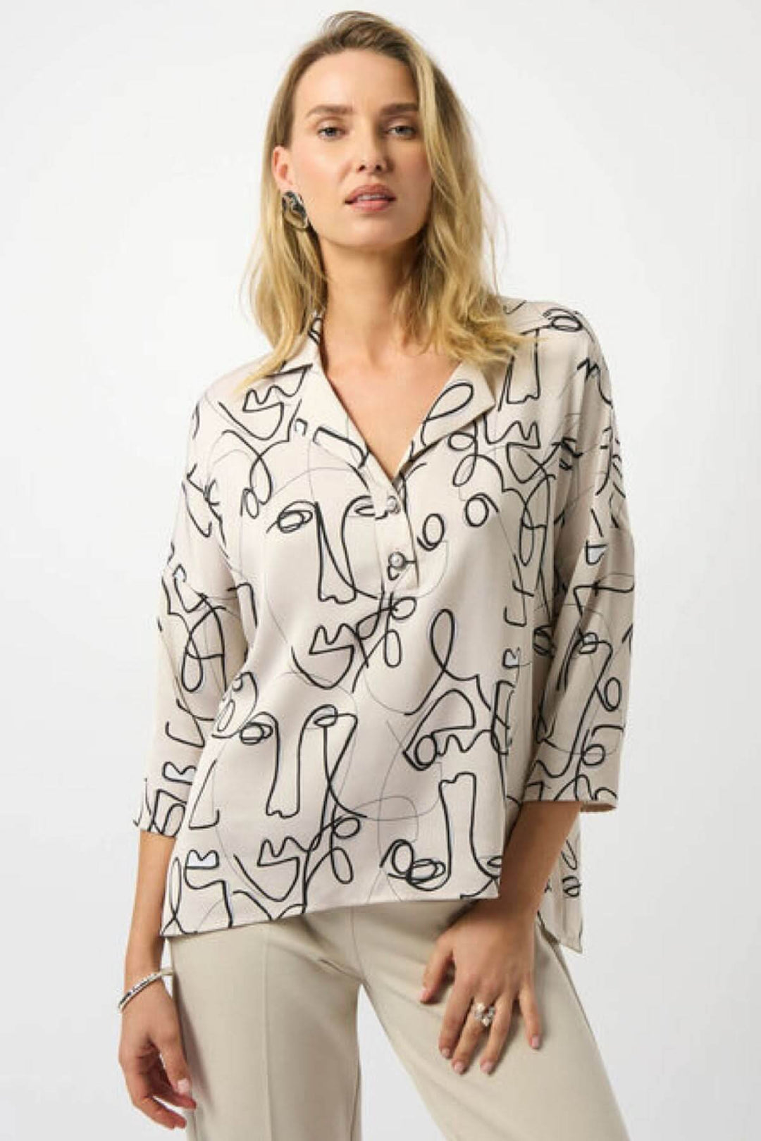 Blouse imprimée graphique avec motifs abstraits et col chemise élégant, style moderne et décontracté.