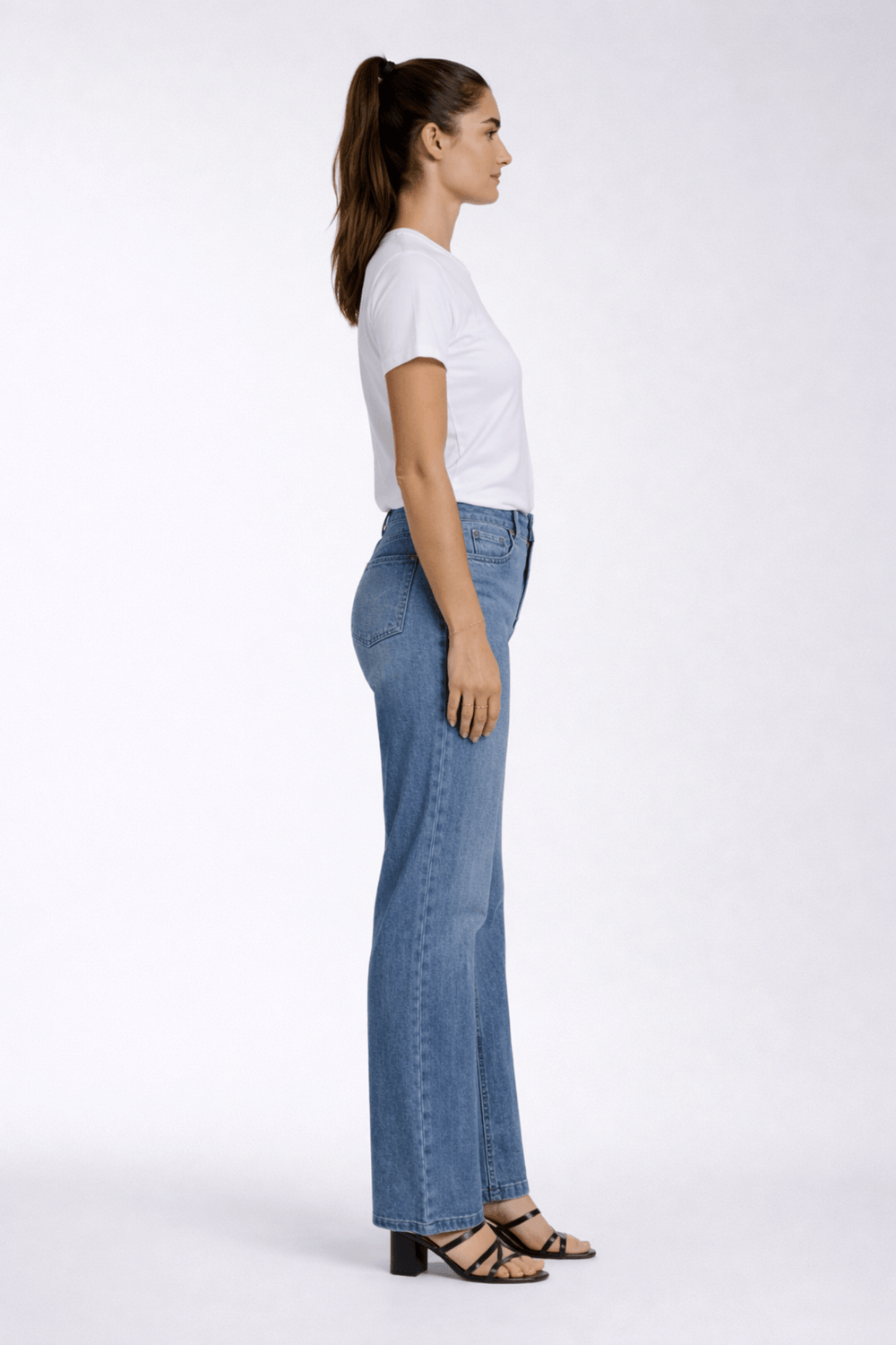 Jeans coupe droite pour femme, taille mi-haute, look moderne et polyvalent, parfait pour une garde-robe décontractée et élégante.