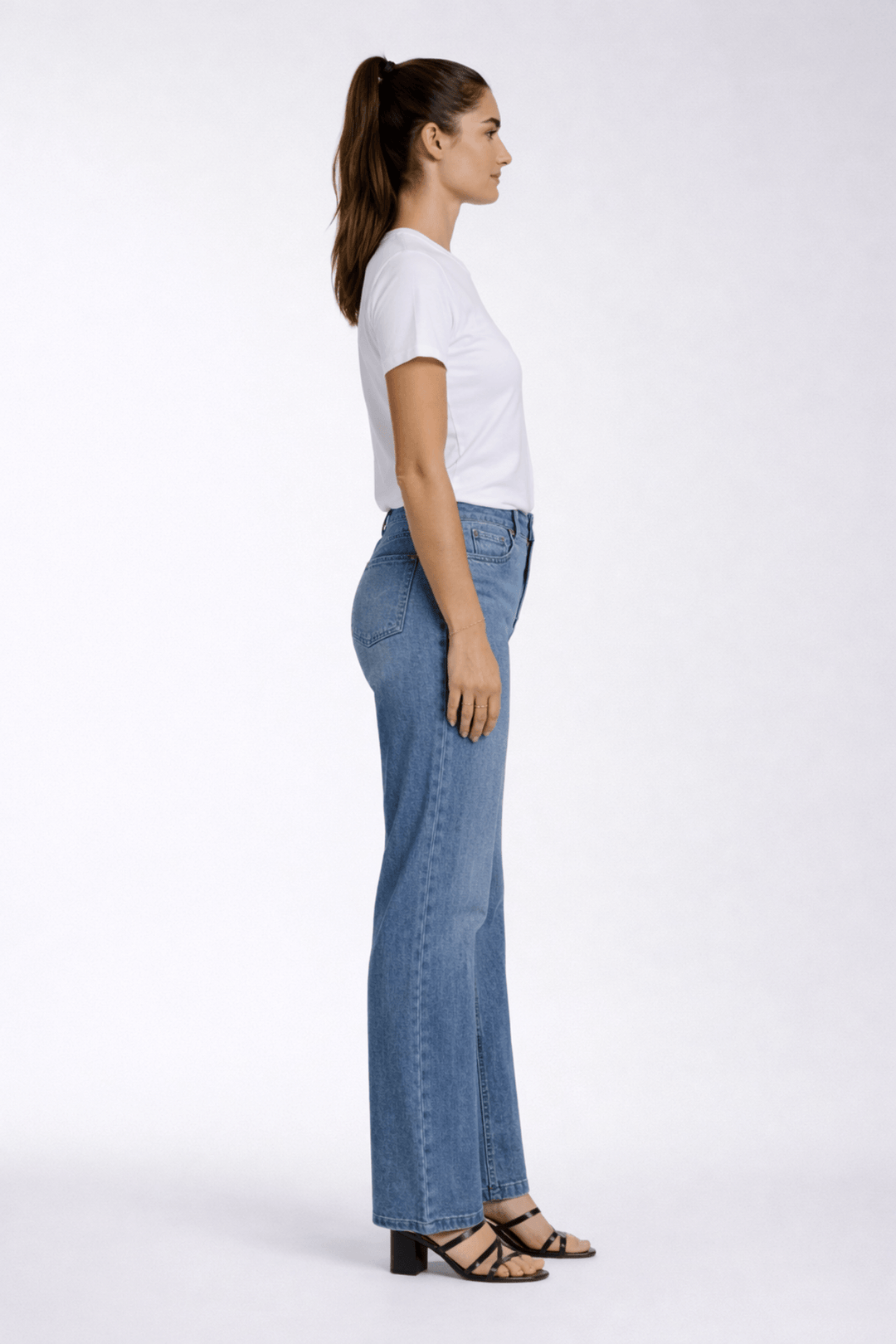 Jeans coupe droite pour femme, taille mi-haute, look moderne et polyvalent, parfait pour une garde-robe décontractée et élégante.