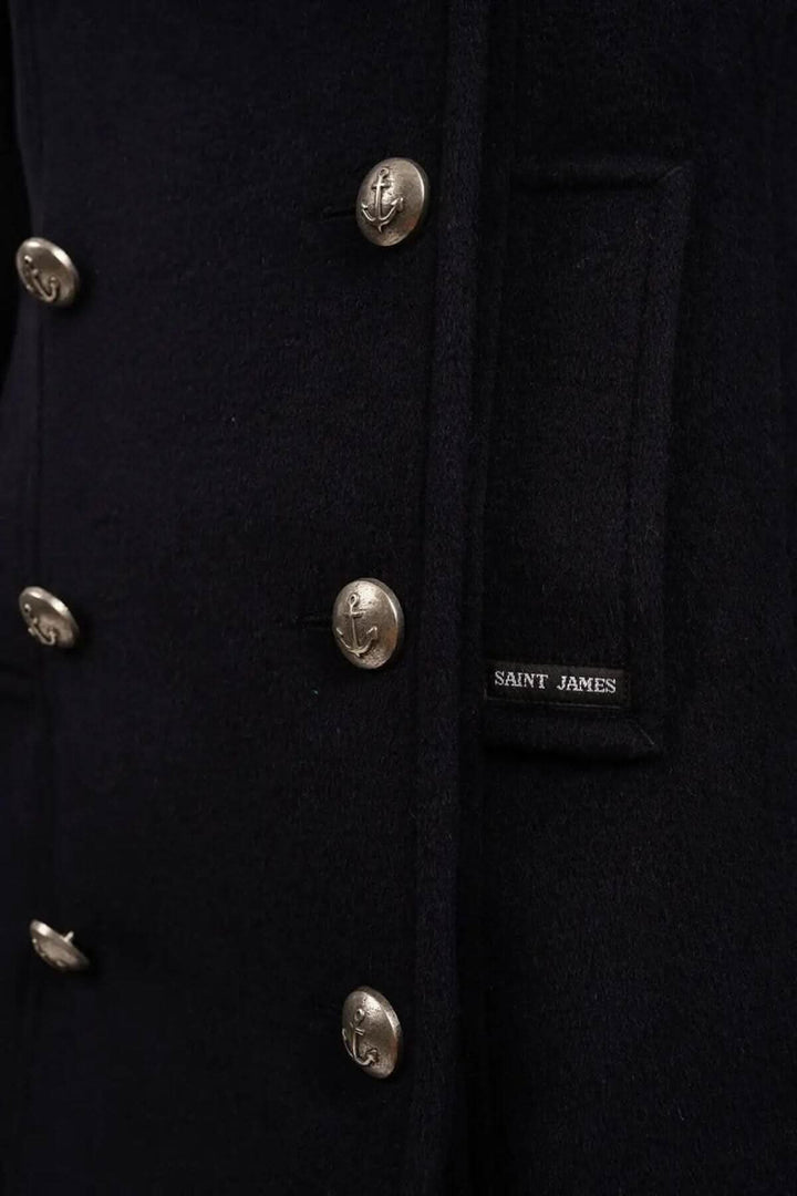 Détails du manteau Briac, fermeture à double boutonnage métallique et col cranté, style marin chic.