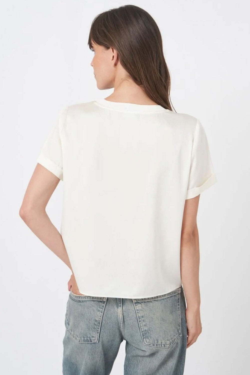 Blouse en soie avec manches courtes et encolure ronde, vue de dos, sur fond blanc, mettant en valeur la coupe droite fluide.