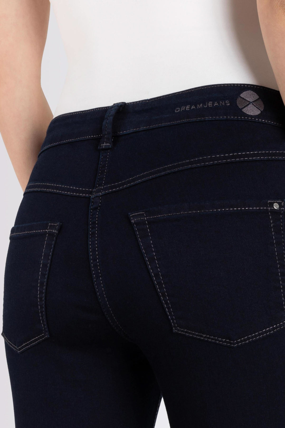 Jean ajusté en denim avec poches arrières, finitions contrastantes et taille classique.