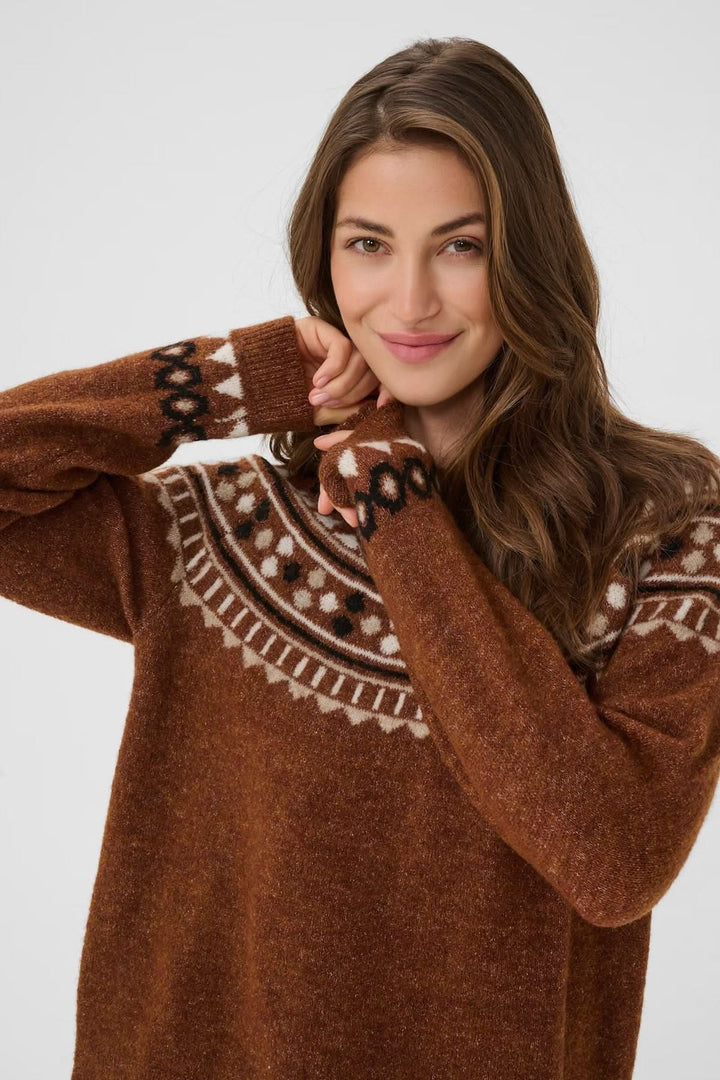 Chandail à motif jacquard nordique, coupe droite, couleur brune, porté par une femme souriante.