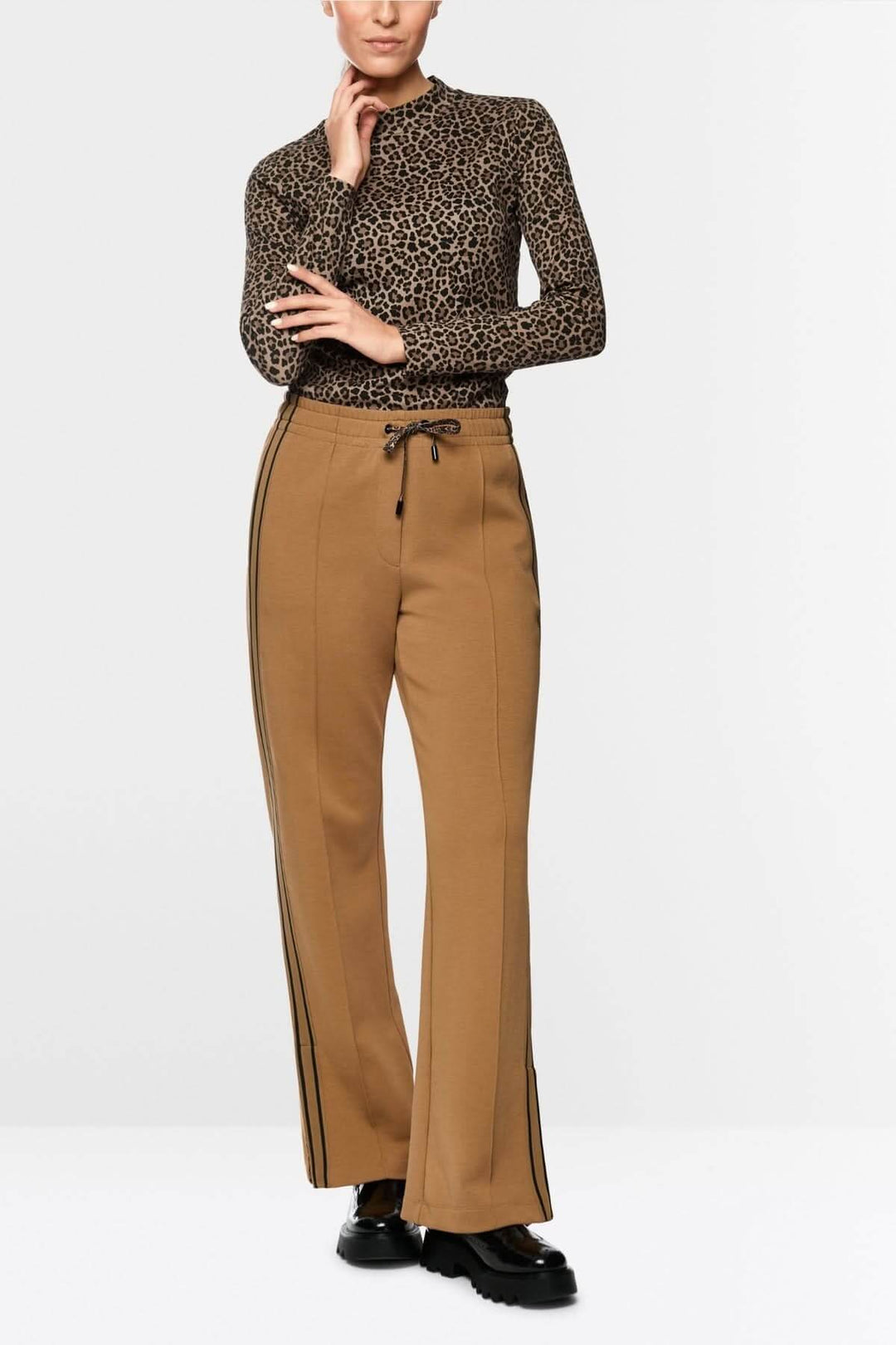 Chandail imprimé léopard ajusté à manches longues, col montant, confort extensible, tendance, soulignant la silhouette, look affirmé.