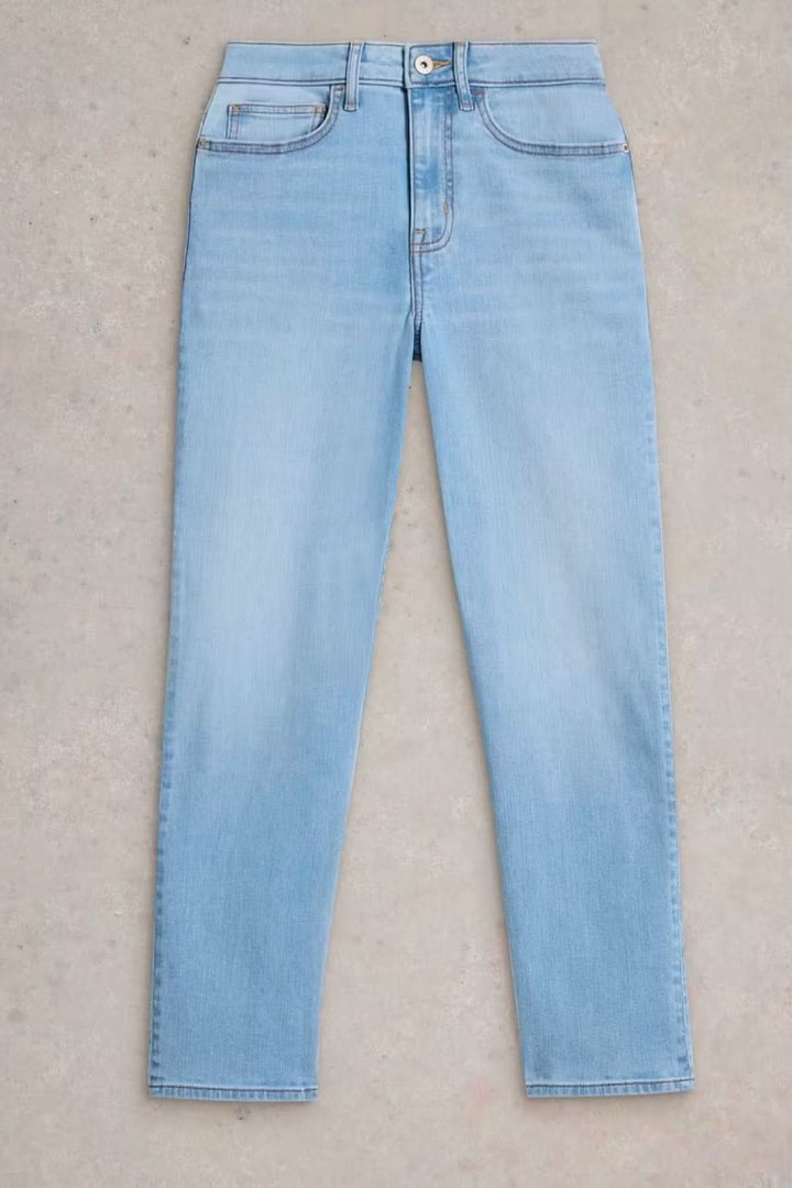 Jean coupe droite classique en denim bleu clair avec coupe épurée, cinq poches et fermeture à bouton.