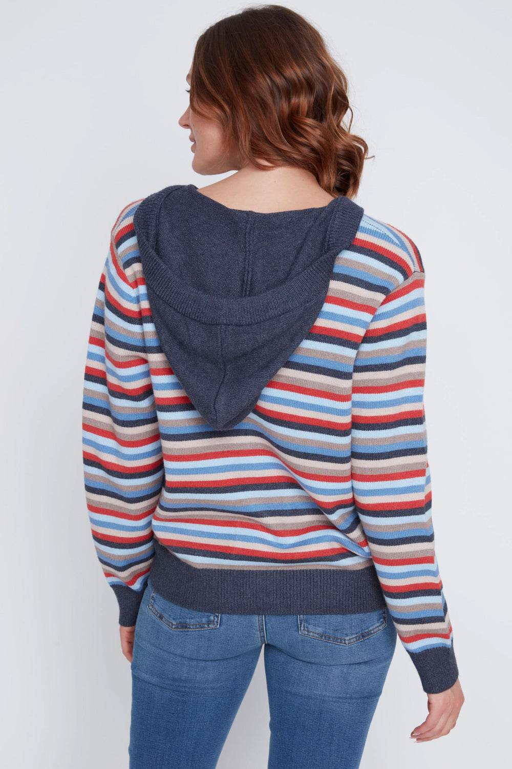 Cardigan à capuche zippé avec rayures multicolores, porté par une femme, vue arrière.