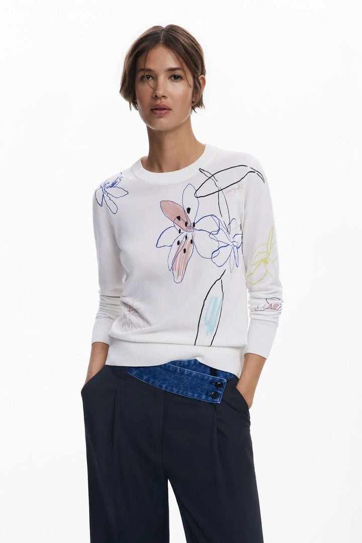 Chandail léger à col rond avec motif floral dessiné à la main, offrant un look artistique et raffiné.