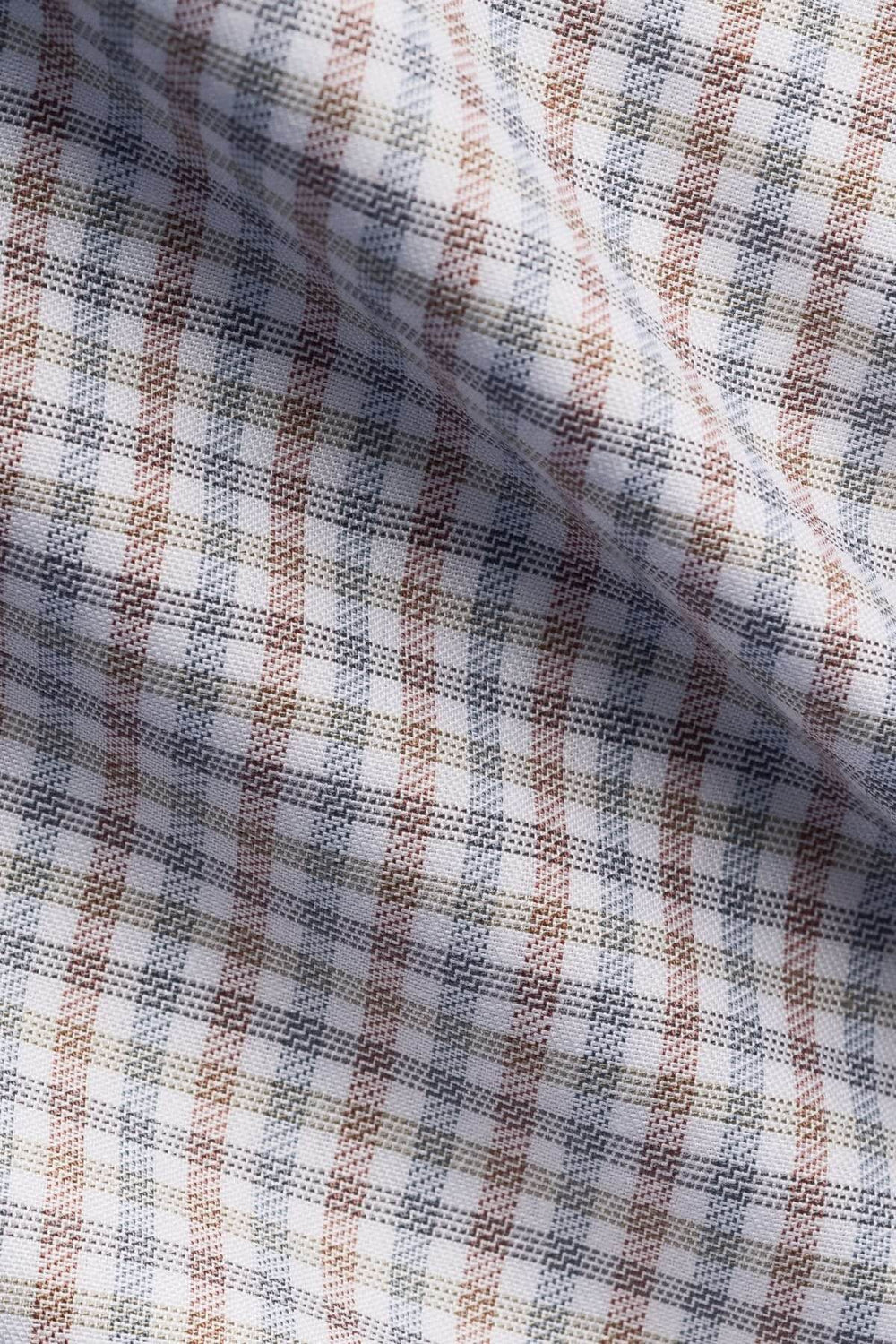Chemise en coton à carreaux fins multicolores avec motifs bordeaux, bleu et beige sur fond clair, tissu texturé élégant.
