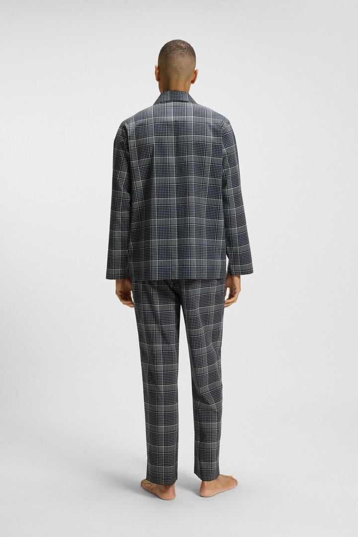 Homme portant le Pyjama à carreaux en coton et lyocell BOSS, vu de dos, parfait pour détente et style élégant.