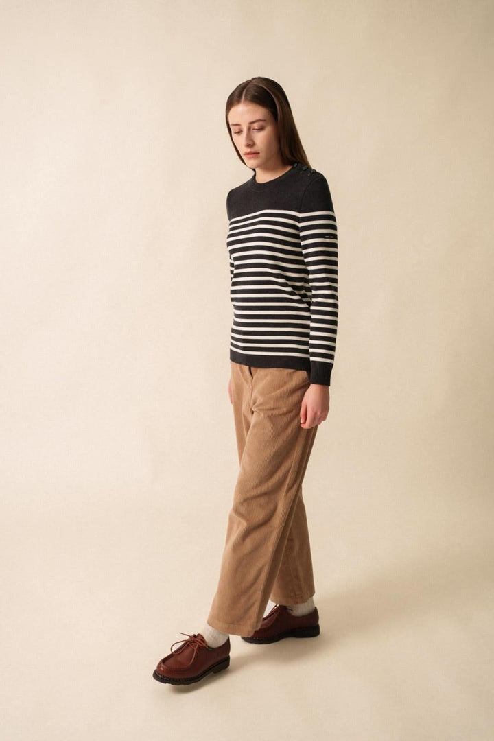 Chandail Rochefort R F en laine mérinos, rayures marines, porté avec pantalon en velours et chaussures marron.