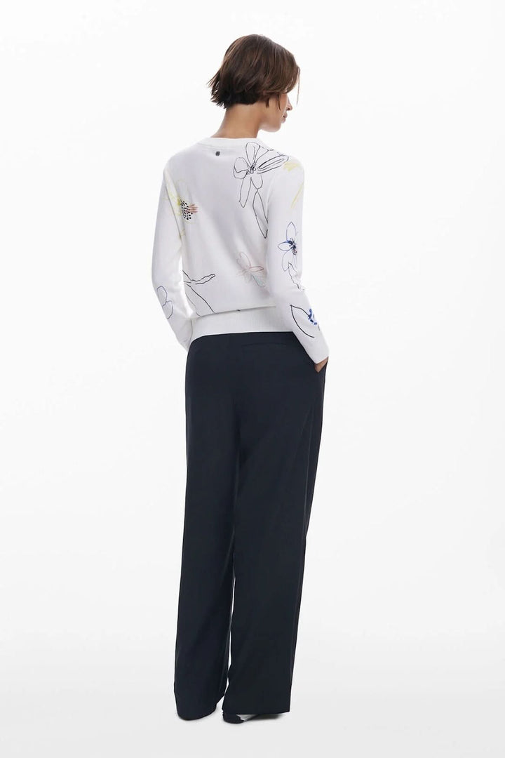 Chandail léger féminin à col rond avec motif floral, porté avec un pantalon noir, vue de dos.