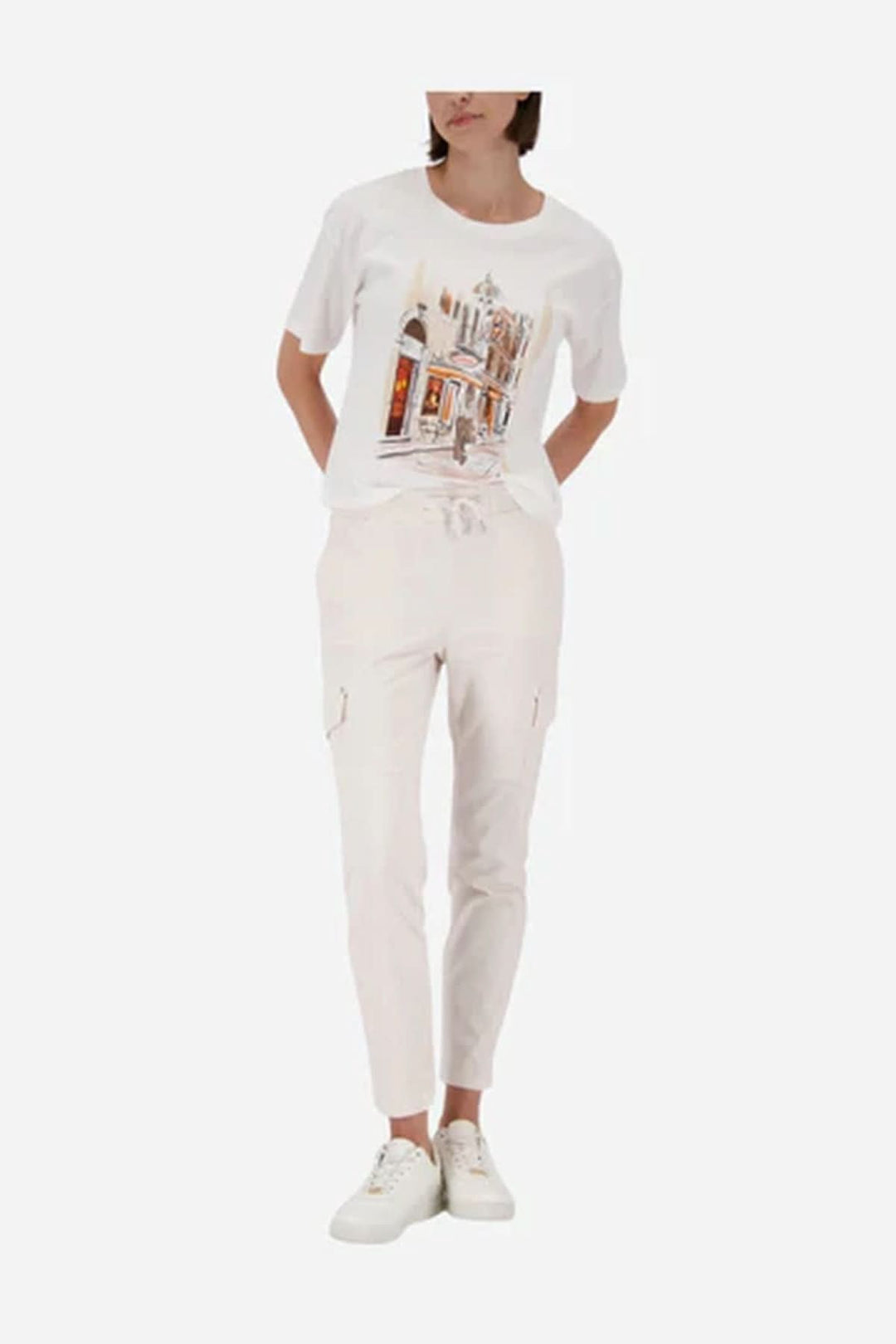 Person wearing T-shirt imprimé urbain with European street art design, round neck, short sleeves, and straight fit.