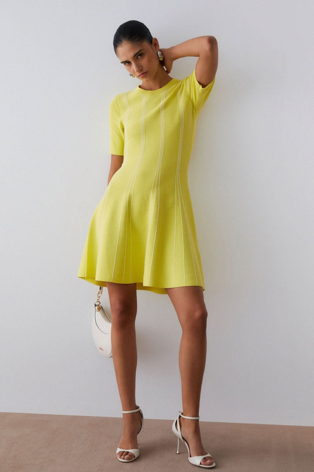 Robe courte en maille à motif rayé