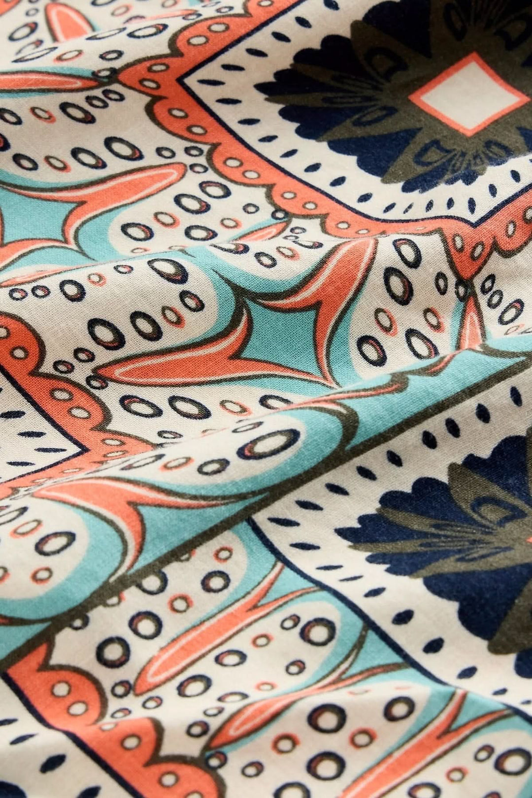 Jupe longue imprimée fluide avec motif coloré, tissu léger et élégant pour un style estival chic et féminin.