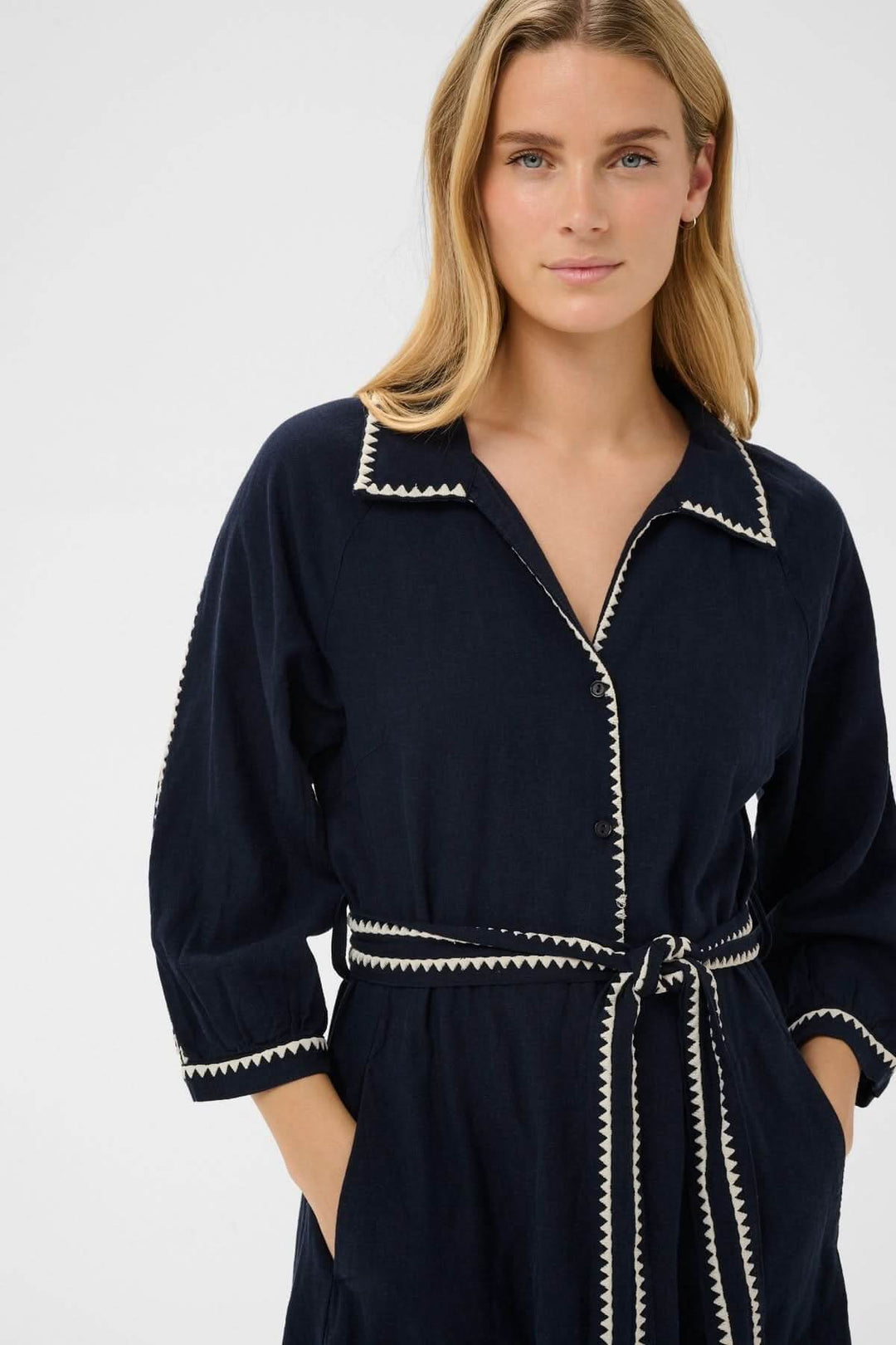 Robe ceinturée Sicillias "description : robe midi fluide au style raffiné, idéale pour une silhouette élégante au quotidien. Sa coupe.