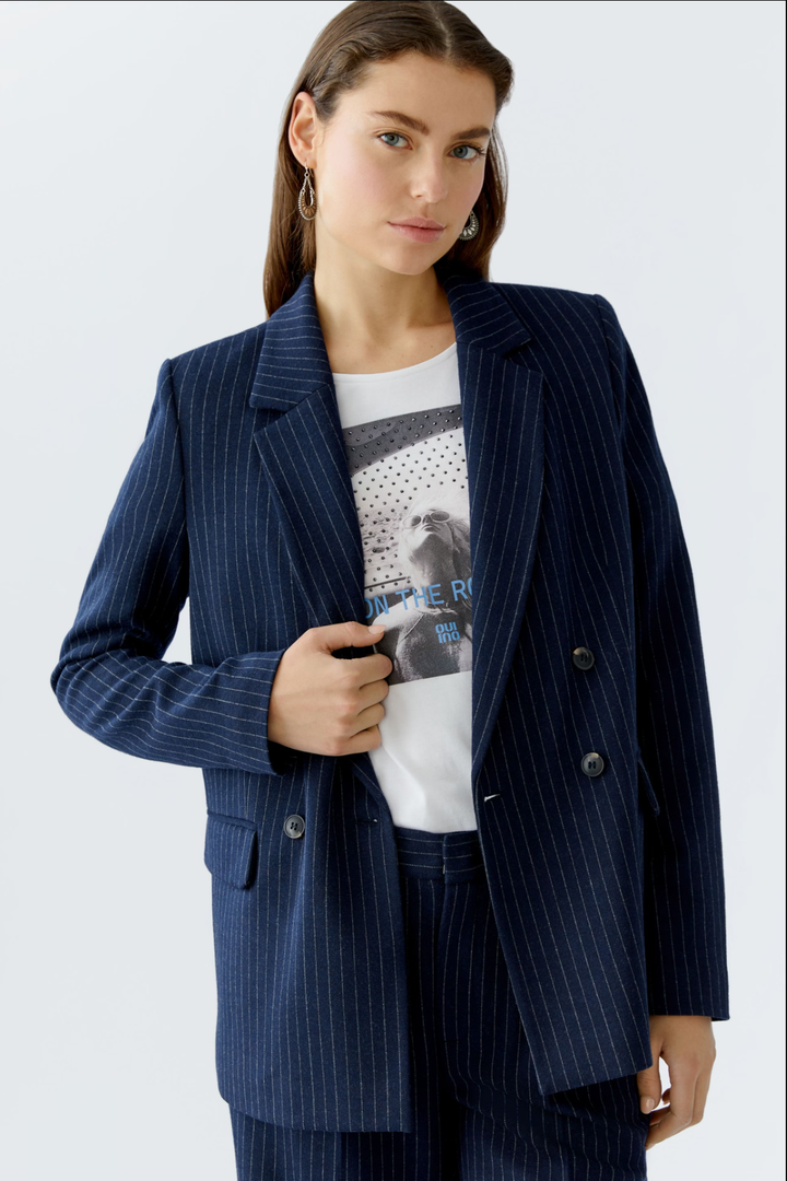 Veston fines rayures en jersey doux avec coupe décontractée, porté par une femme élégante.