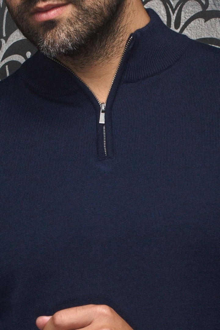 Chandail col zip en mérinos marine, confort et style raffiné avec détail de fermeture en métal.
