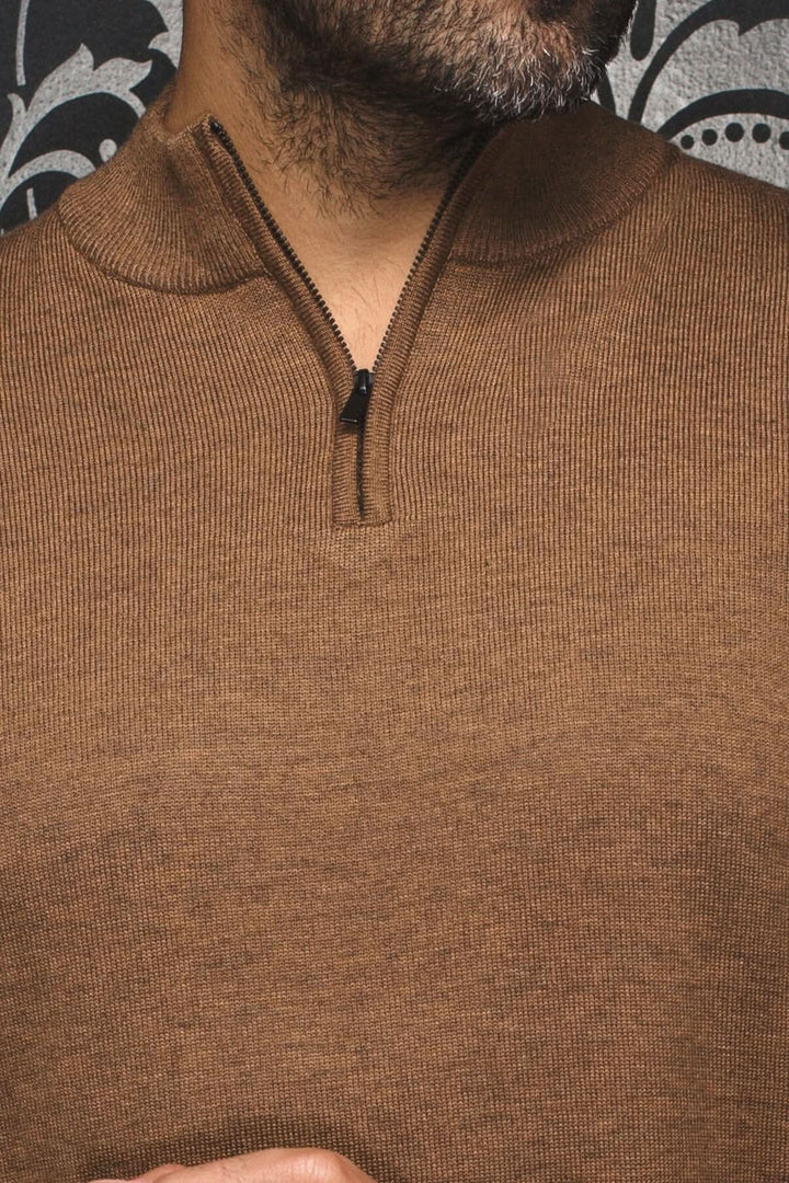Chandail col montant en mérinos Mesta tan, avec zip 1/4 et texture côtelée, pour un look élégant et sportif.
