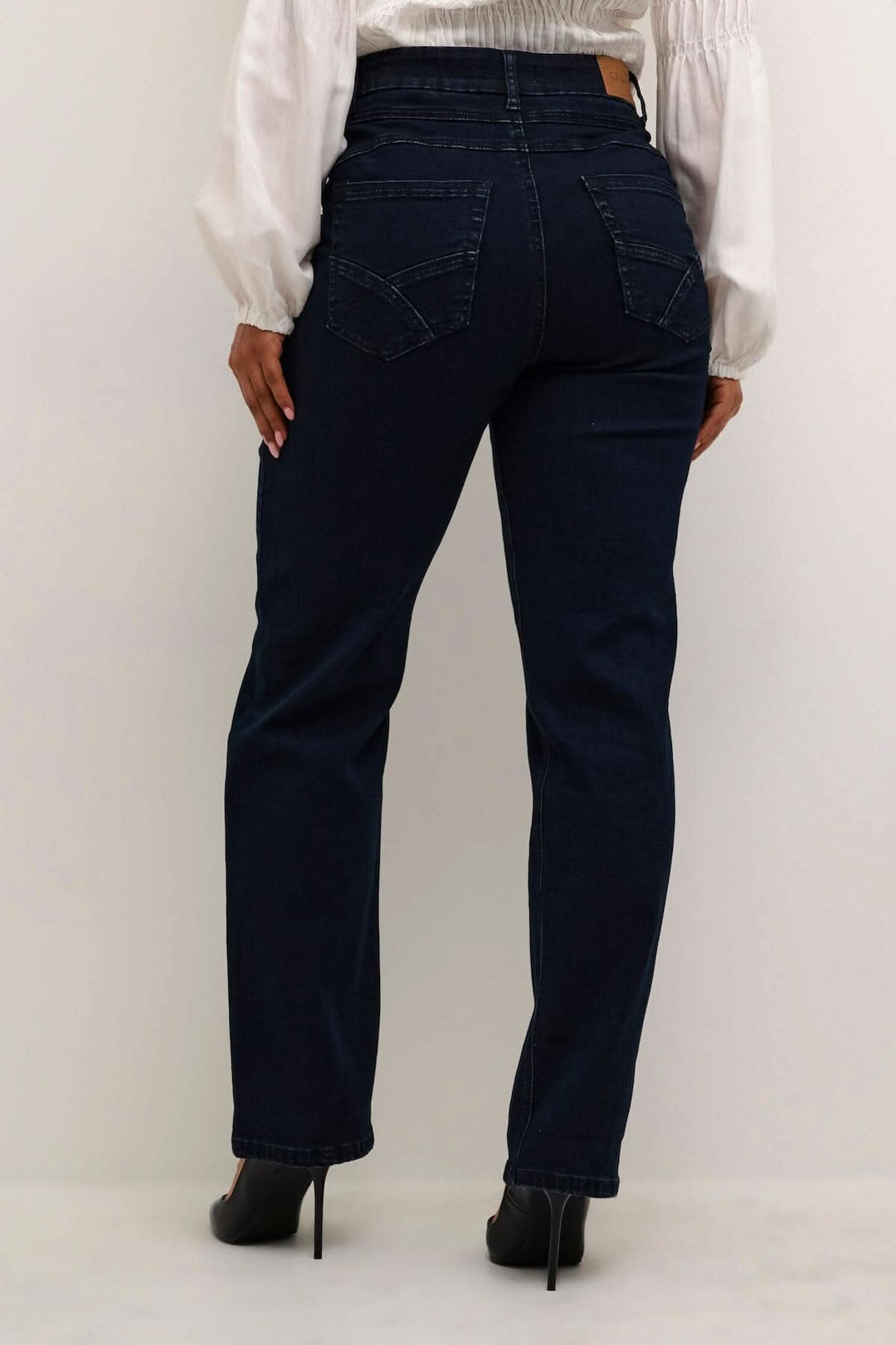 Jean Kanya avec coupe ajustée et détails de poches à l&