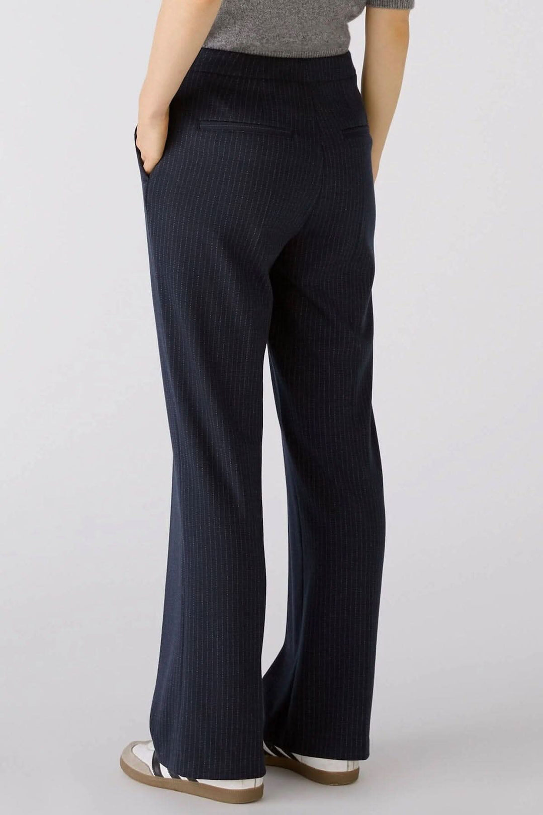 Pantalon droit à fines rayures gris marine, vue arrière, style contemporain, jambe large.