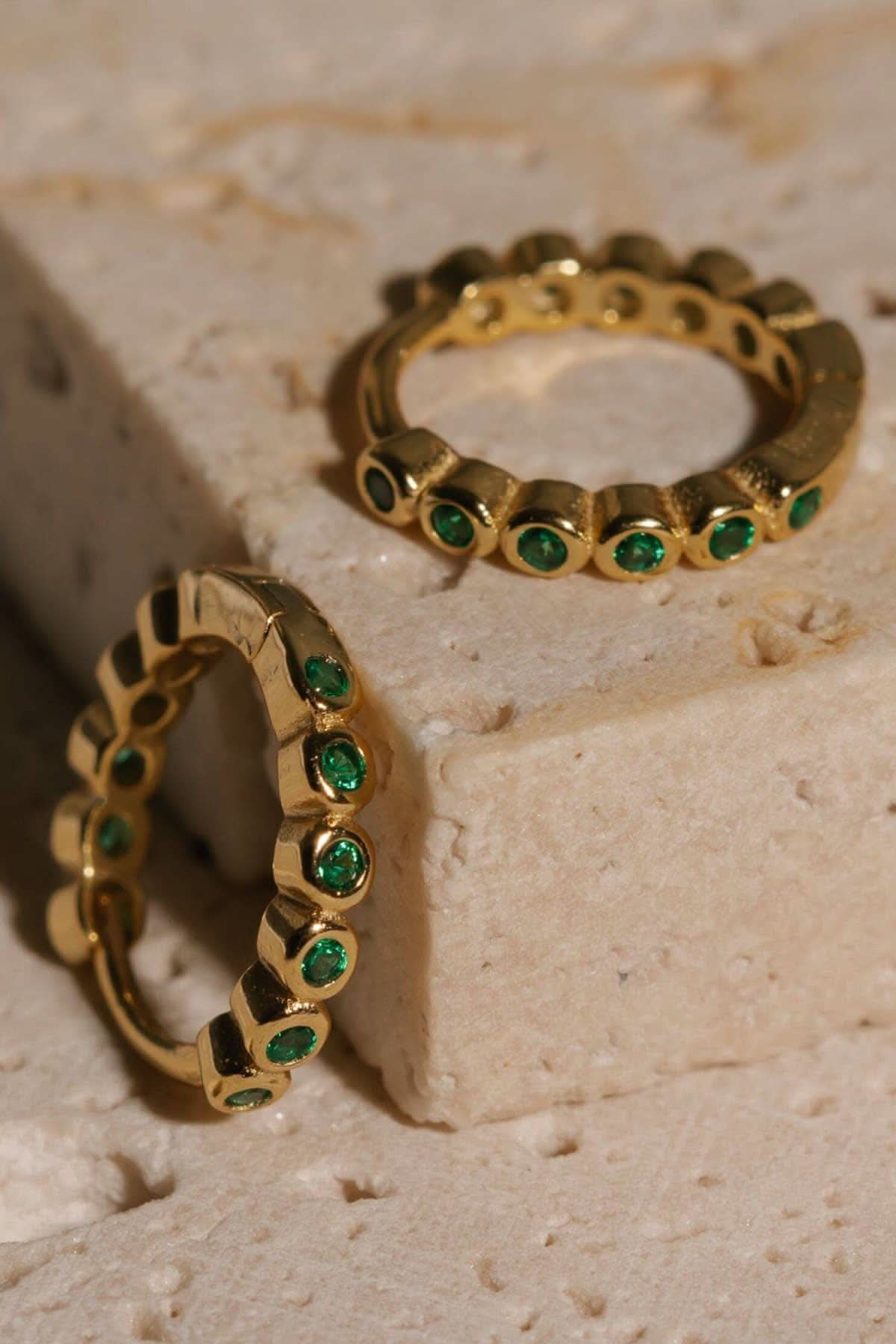 Boucles d'oreilles "The Palma Huggie Verde" The Perfect Hoop 